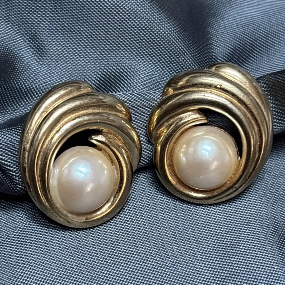 Vintage 1980s Richelieu Faux Pearl Stud Earrings Wave & Pearl Gold Tone 1” Wide